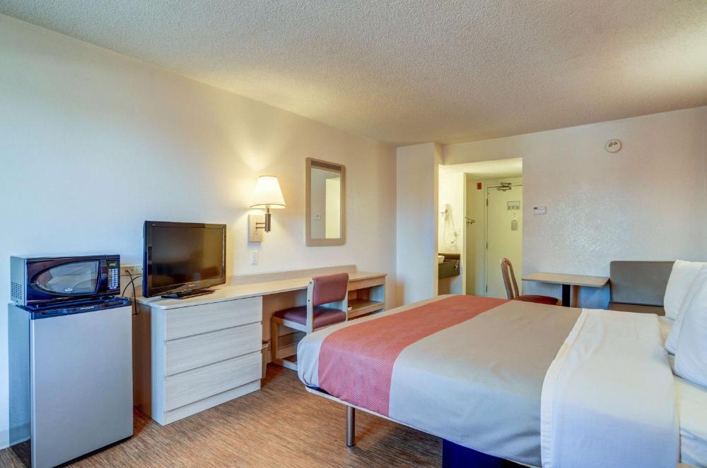 King Room - Non-Smoking interior