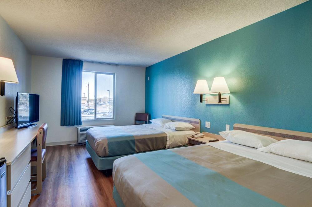 Queen Room with Two Queen Beds - Non-Smoking interior
